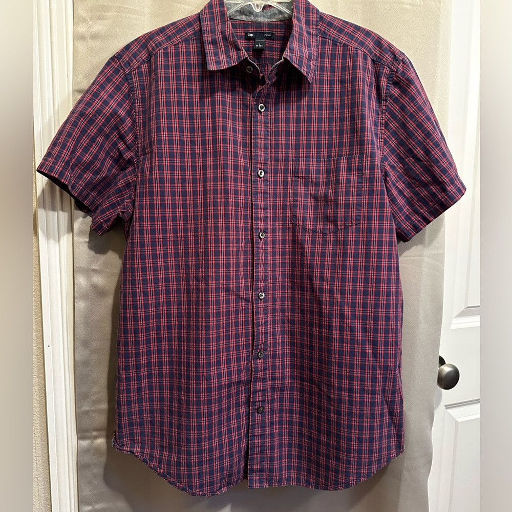 Gap Brand button down short sleeve men’s shirt. Size L. Great looking shirt.